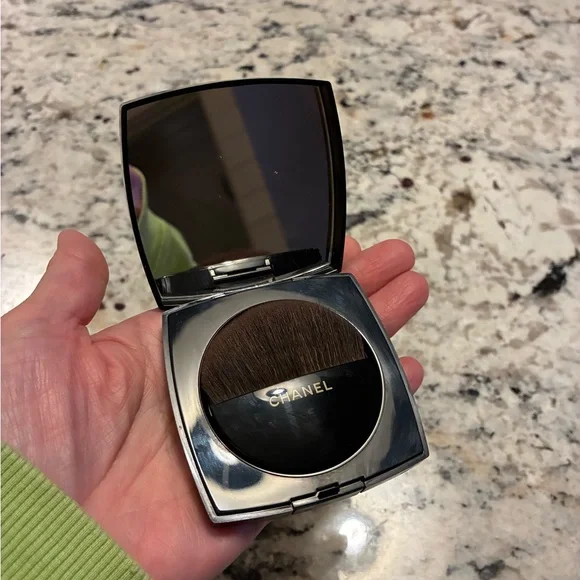 CHANEL Make up AUTHENTIC Powder Compact , brush, powder with Black Logo - Picture 6 of 6
